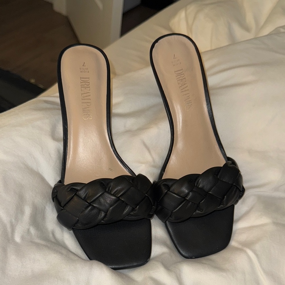 Dream Paris Black Heeled Shoes with Braided Design